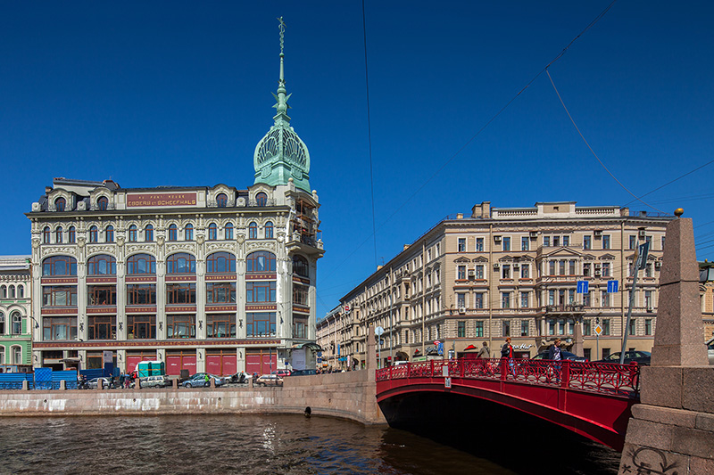 Esders and Scheefhals department store and Red Bridge on Gorokhovaya Ulitsa in Saint-Petersburg, Russia