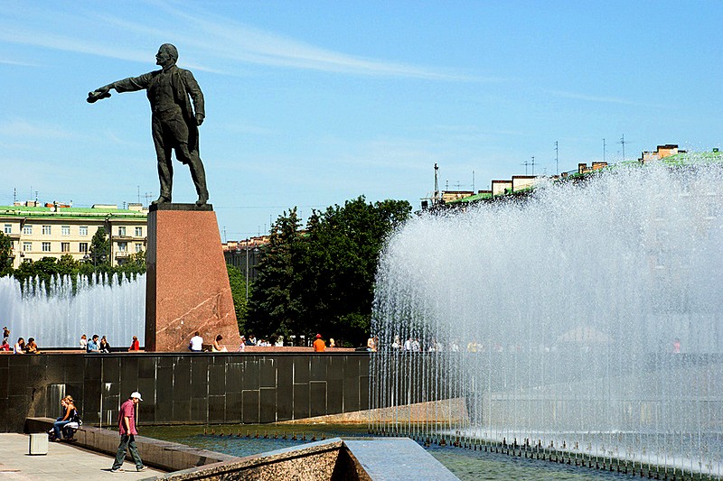 Musical fountains and the statue of Vladimir Lenin on Moskovskaya Ploshchad in St Petersburg, Russia