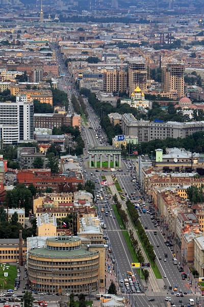 Panoramic view of Moskovsky Prospekt near the Moscow Triumphal Gate in St Petersburg, Russia Panoramic view of Moskovsky Prospekt near the Moscow Triumphal Gate in St Petersburg, Russia