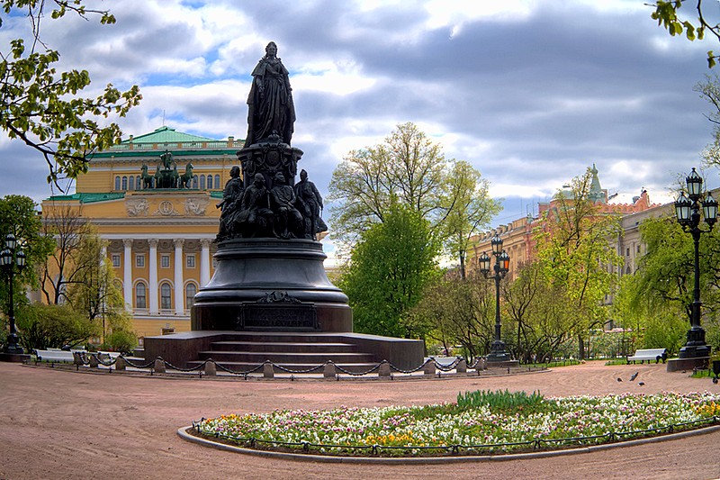 Catherine Garden and the Alexandrinsky Theatre - the core attractions of Ploshchad Ostrovskogo in Saint-Petersburg, Russia