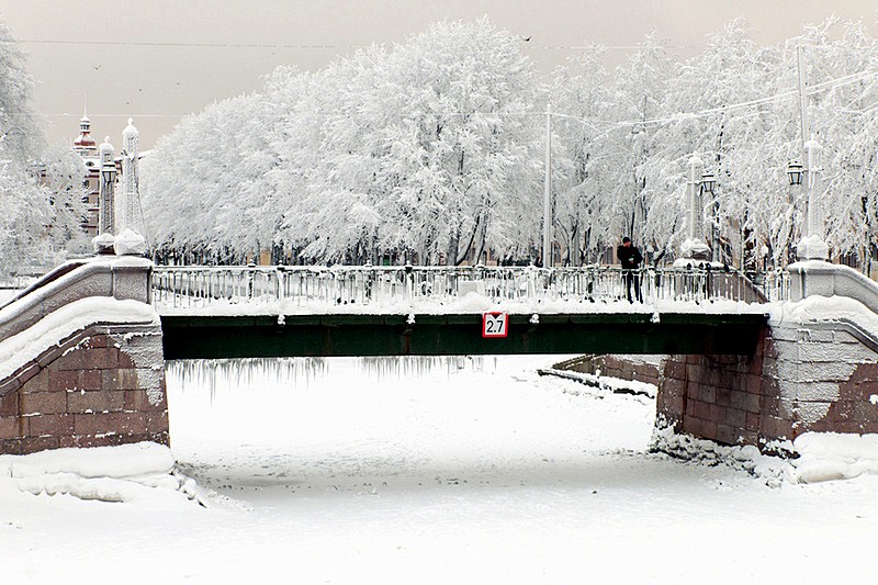 Winter view of Krasnogvardeiskiy Bridge over the Griboedov Canal in Saint-Petersburg, Russia