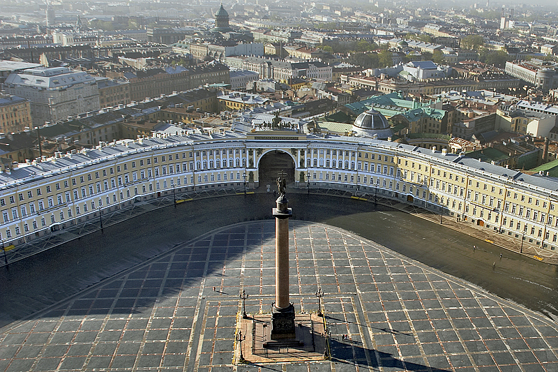 Aerial view of the General Staff Building in Saint-Petersburg, Russia