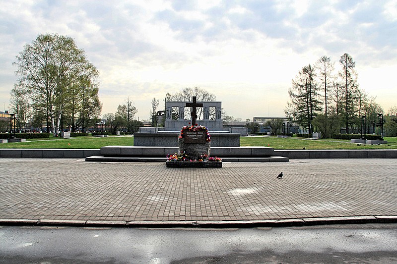 Monument to the courage of defenders of Leningrad during WWII at Serafimovskoye Cemetery in St Petersburg, Russia
