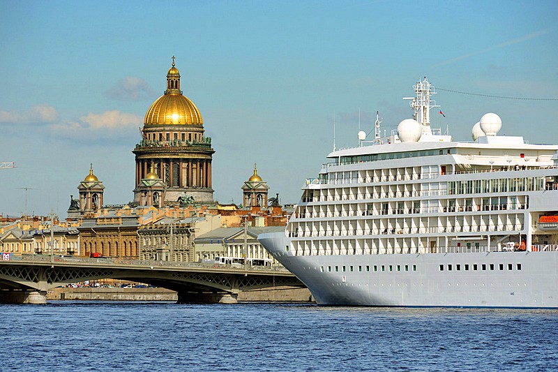 Arrival by boat in St. Petersburg