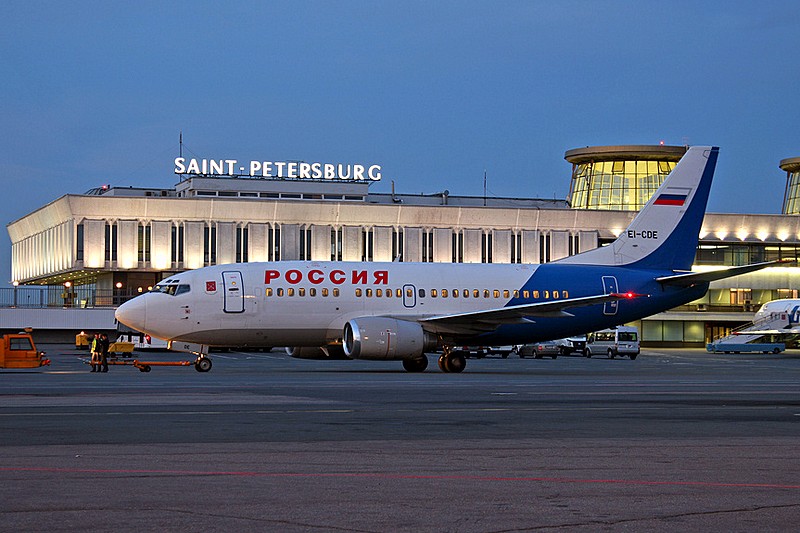 What are some parking options at St. Petersburg Airport?