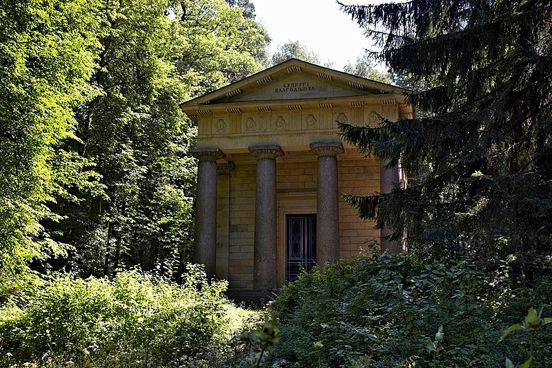 Memorial Mausoleum to Husband and Patron designed by Thomas de Thomon for Pavlovsk Park, south of St Petersburg, Russia Memorial Mausoleum to Husband and Patron designed by Thomas de Thomon for Pavlovsk Park, south of St Petersburg, Russia
