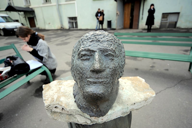 Monument to Joseph Brodsky erected in the courtyard of the Languages Department of St. Petersburg State University