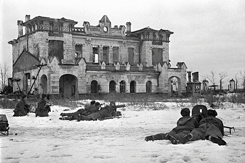 A battle in the outskirts. Soviet machine-gunners firing at the enemy near the old Detskoe Selo train station in Pushkin near Leningrad, Russia