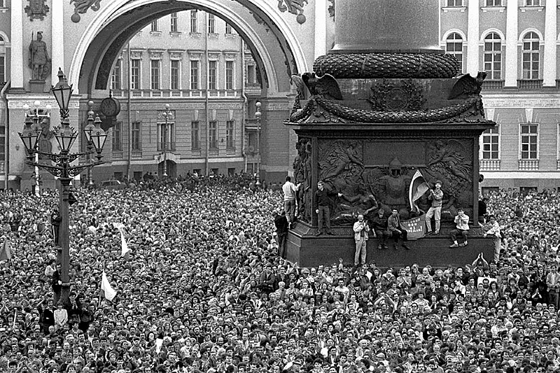 A sea of people on Palace Square during the August Putsch, 1991 in St. Petersburg, Russia