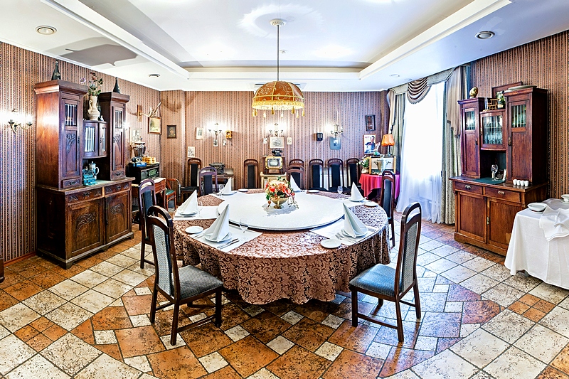 Old Apartment Banquet Hall at the Guyot Hotel in St. Petersburg