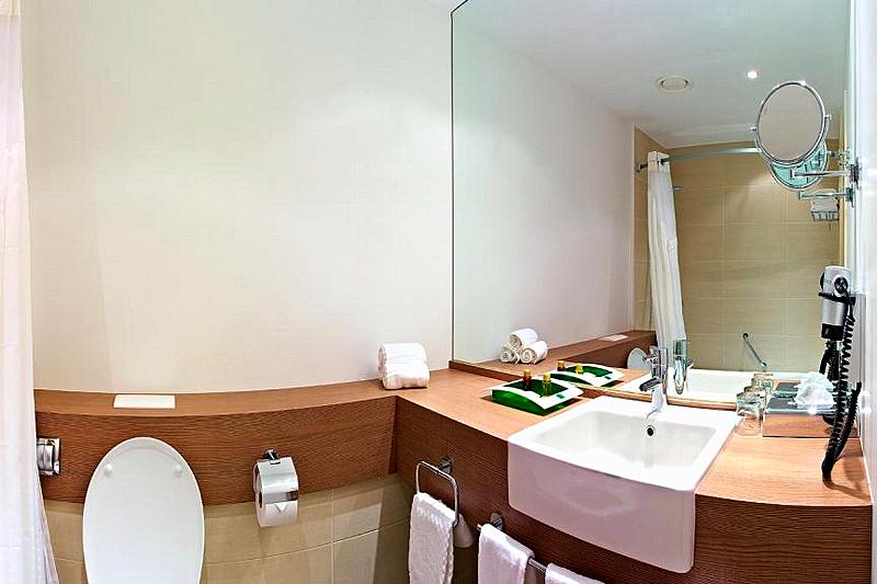 Bathroom of the Standard Room at the Holiday Inn Moskovskye Vorota Hotel in St. Petersburg