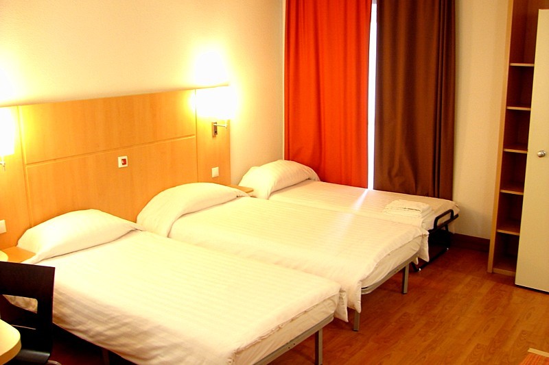 Standard Twin Room for Disabled Guests at the Ibis St. Petersburg Centre Hotel in St. Petersburg