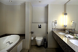 Bathroom of the Deluxe Room at the Marriott Courtyard Center West / Pushkin Hotel in St. Petersburg
