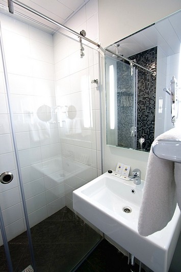 Bathroom of the Standard Rooms with river views at the Saint Petersburg Hotel in St. Petersburg