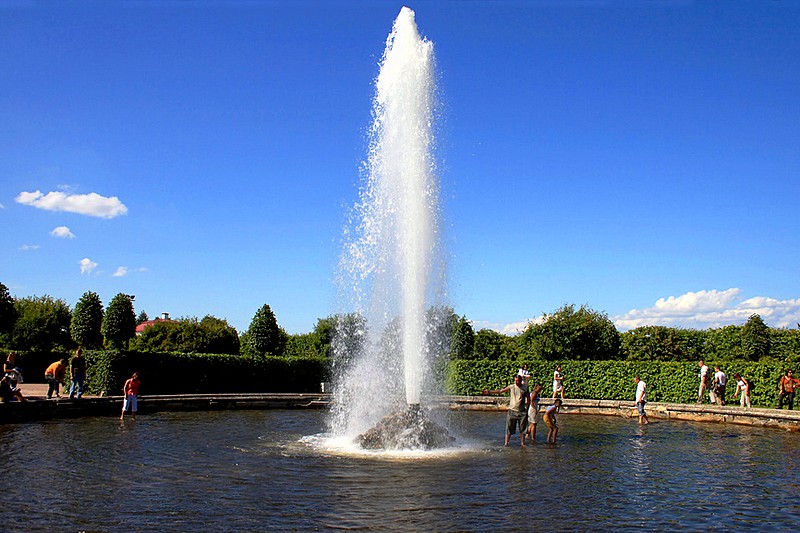 menager-fountain-in-peterhof.jpg