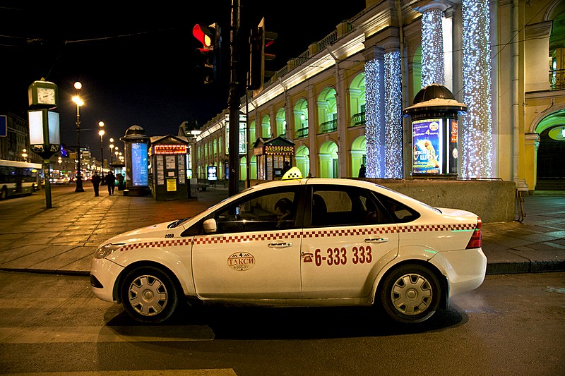 Taxi in front of the Gostiny Dvor in St. Petersburg, Russia Taxi in front of the Gostiny Dvor in St. Petersburg, Russia